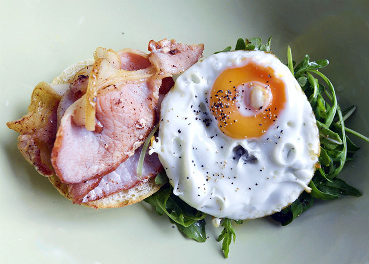 You can have a light meal by ordering their sandwich topped with thick cut bacon, fried egg and greens.