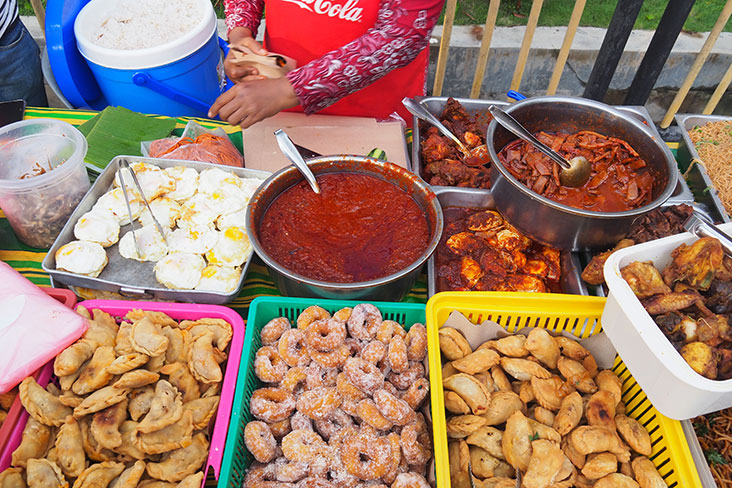 At this stall fronting CIMB, their savoury offerings like nasi lemak, fried noodles with different lauk are also popular.