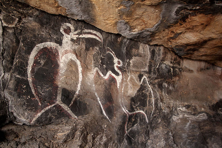 Paintings of birds in the “Cave of the Men Eaters”.