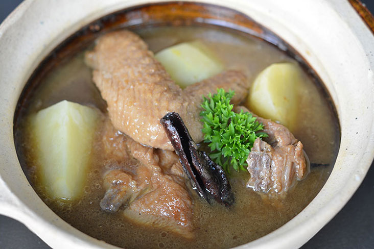 If you can’t take spicy food, there is their pong teh served with chicken and potatoes in a tauchu sauce.