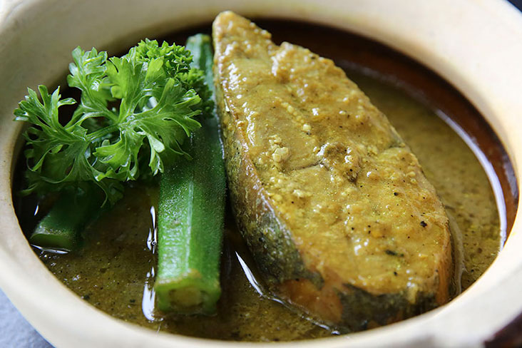 Savour their fish pimante, a yellow tinged curry served with tenggiri fish that has a peppery taste, thanks to whole peppercorns and crushed peppers.