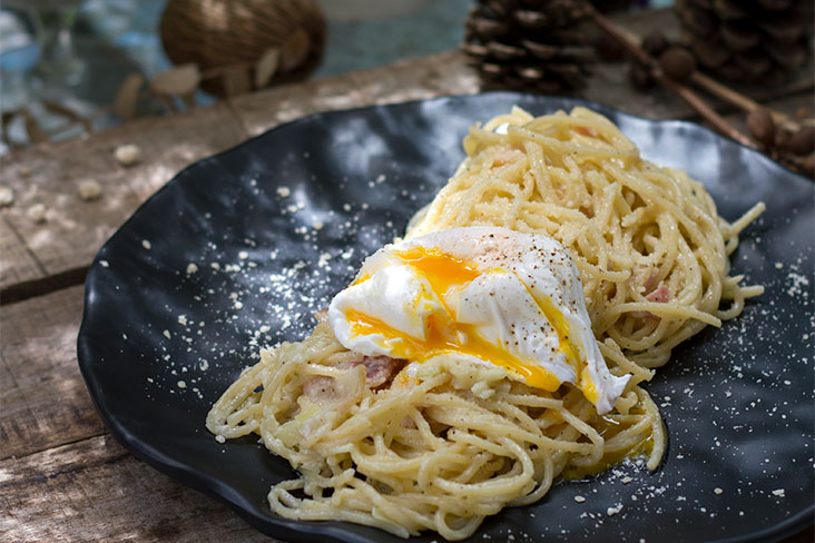Always al dente: spaghetti with dried chillies and crispy bacon, topped with a poached egg.