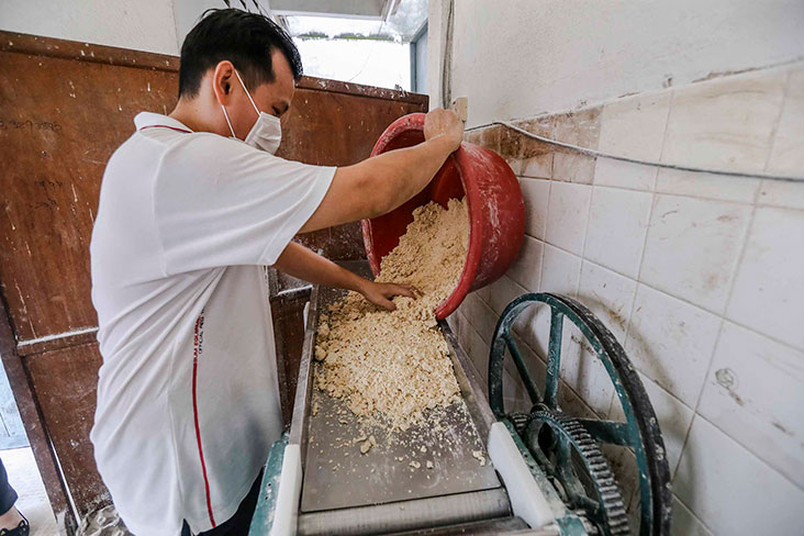Once it is ready, the dough made with eggs, flour and alkaline water is spread out on the machine.