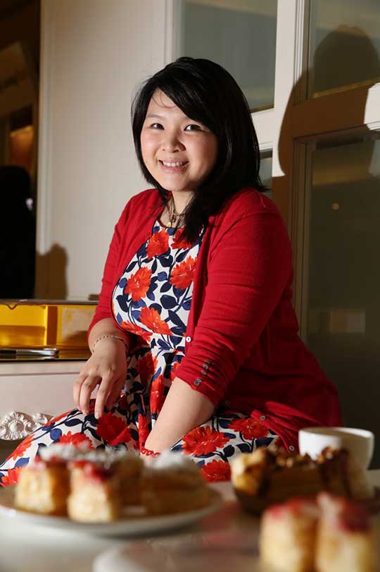 Huen Su Yin with her version of the cronuts known as Delectable Donuts.