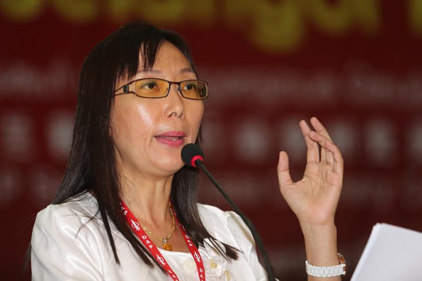 Teres Kok at the Selangor DAP 17th state ordinary convention in Shah Alam, December 15, 2013. u00e2u20acu201d Picture by Choo Choy May