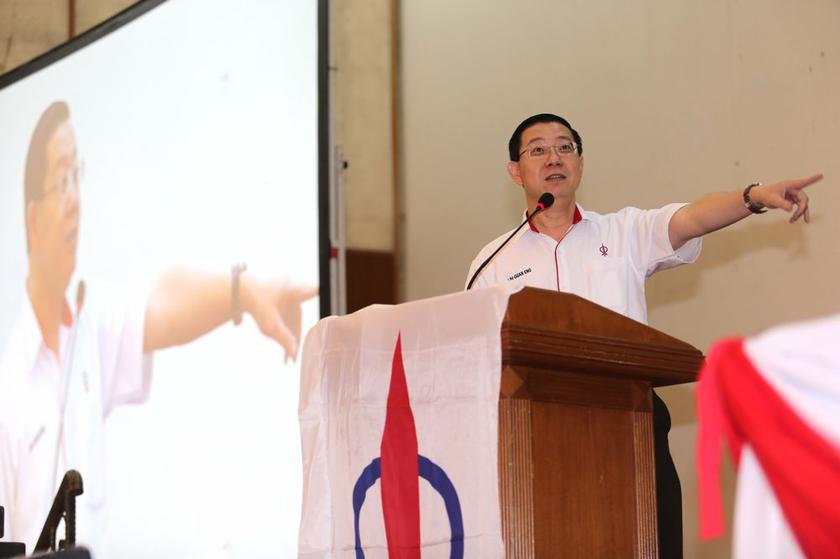 Lim Guan Eng at the Selangor DAP 17th state ordinary convention in Shah Alam, December 15, 2013. u00e2u20acu201d Picture by Choo Choy May