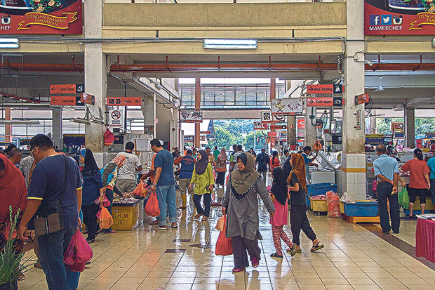 Early morning customers at Pasar Besar Melaka