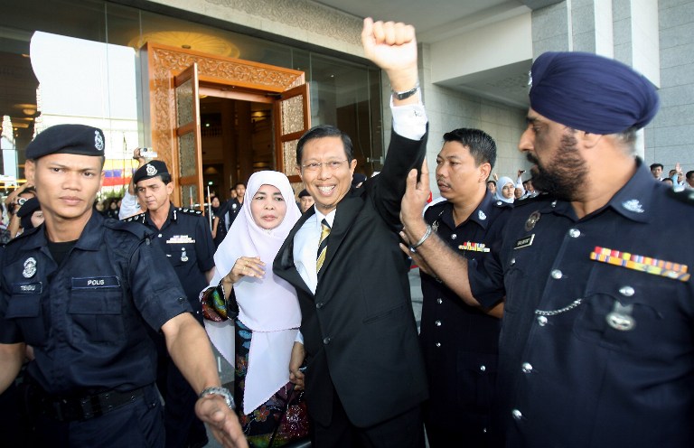 Former chief minister of Perak Mohammad Nizar Jamaluddin and his wife Fatimah Taat wave to their supporters upon arriving at the Federal Court in Putrajaya, outside Kuala Lumpur on Feburary 9, 2010. u00e2u20acu201d AFP pic