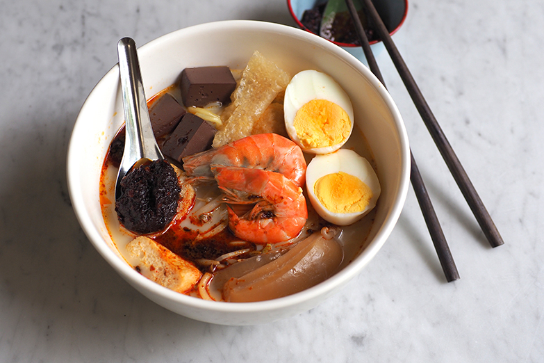 The white curry mee packs a spicy punch with their own-cooked 'sambal' when you mix it with their light coconut milk broth.