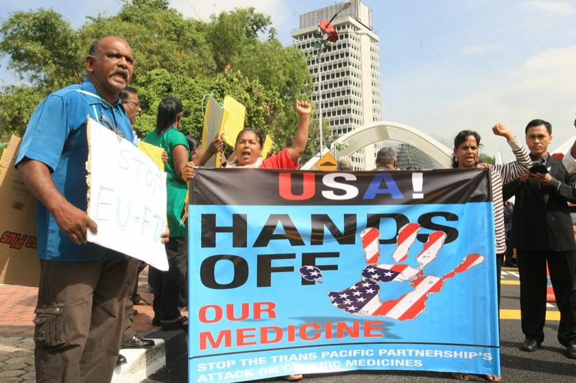 Anti-TPPA demonstrators outside Parliament on July 16, 2013 urging Malaysia to postpone its participation in the trade deal.n u00e2u20acu201d Picture by Choo Choy May
