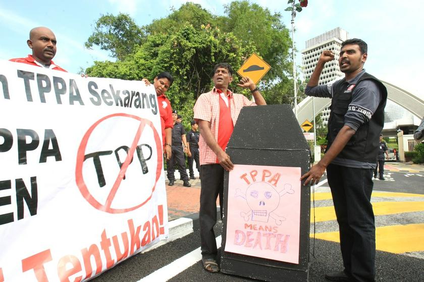 Anti-TPPA demonstrators outside Parliament on July 16, 2013 urging Malaysia to postpone its participation in the trade deal.n u00e2u20acu201c Picture by Choo Choy May