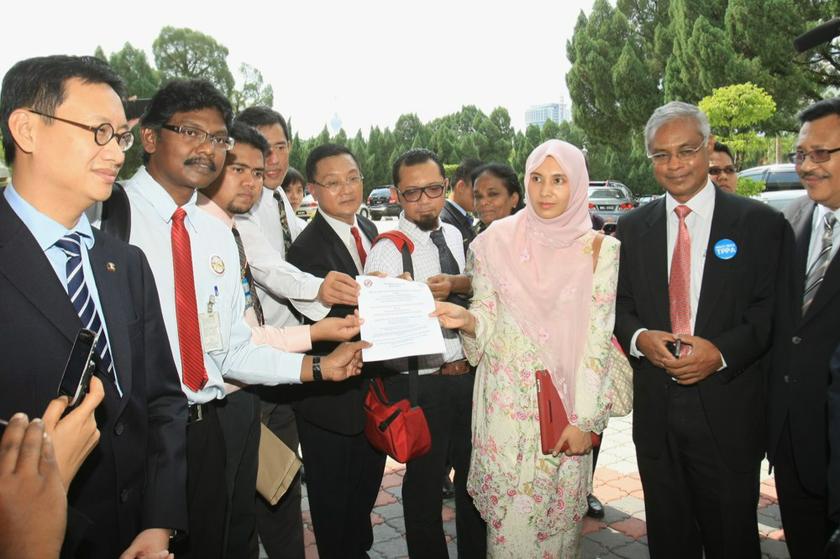 Pakatan Rakyat MPs showing off the TPPA memorandum. u00e2u20acu201c Picture by Choo Choy May
