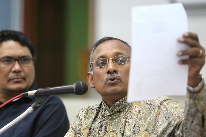 Council of Churches of Malaysia (CCM) general secretary Rev Dr Hermen Shastri (right) speaks at a forum on freedom of religion in Petaling Jaya January 13, 2014. u00e2u20acu201d Picture by Choo Choy May
