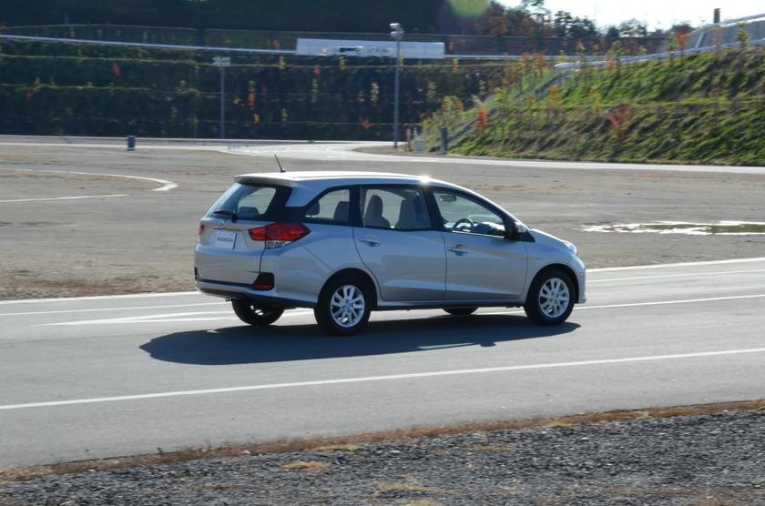 View of the Honda Mobilio from the rear.
