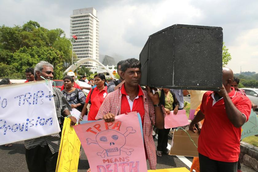 Anti-TPPA demonstrators outside Parliament on July 16, 2013 urging Malaysia to postpone its participation in the trade deal.n u00e2u20acu201c Picture by Choo Choy May