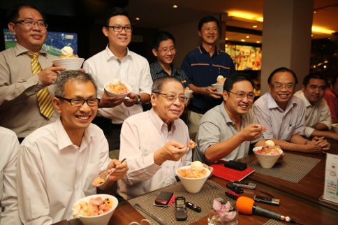 Lim Kit Siang, Tony Pua and other DAP leaders eating ice kachang without red beans during the visit to Concorde Hotel on July 3, 2013. u00e2u20acu201c Photo by Choo Choy May