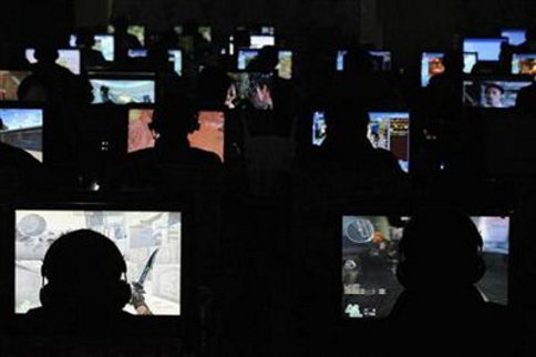 An internet cafe is seen in this file photo. A Malay NGO coalition says opposition cybertroopers and media may make Barisan Nasional lose the Kuala Besut by-election. u00e2u20acu201c Reuters pic