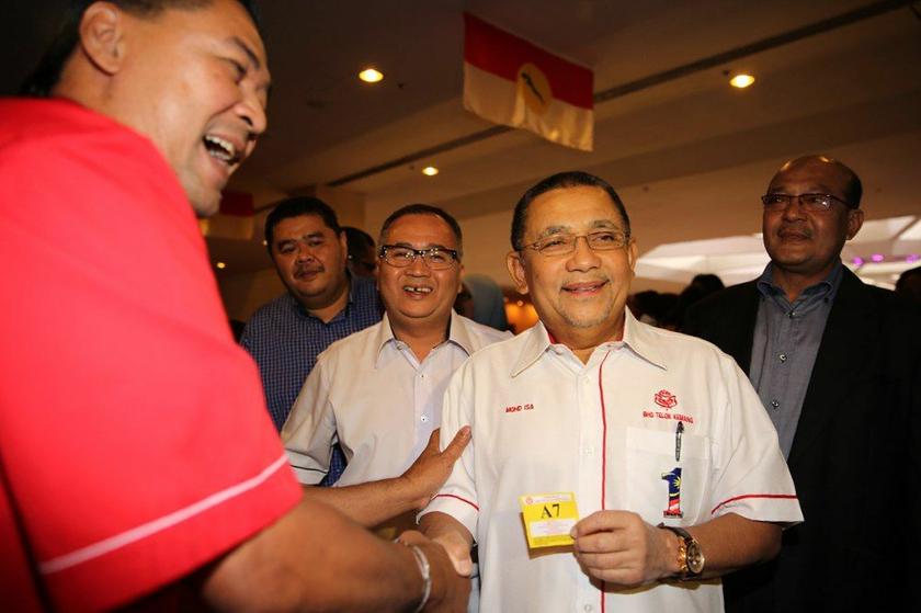 Tan Sri Mohd Isa Abdul Samad (right) greets his supporters on nomination day at the Umno headquarters in Putra World Trade Centre, September 20, 2013. u00e2u20acu201d Picture by Choo Choy May