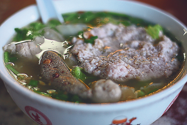 Order the pork noodles with the large pork cake