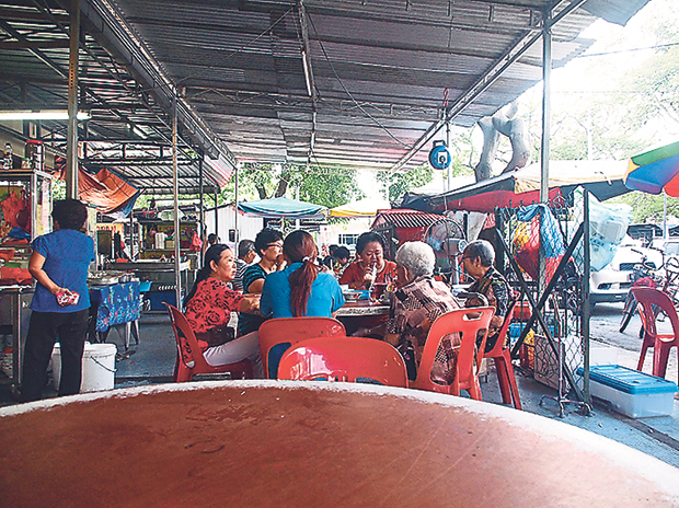 Expect to see scenes like these where groups of ladies sit back and enjoy their food and company with endless cups of Chinese tea