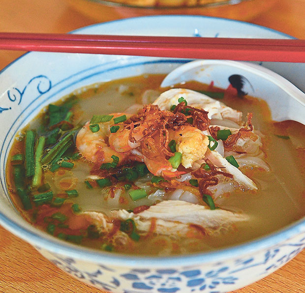 At Moon De Moon in Simee, you can choose to enjoy a bowl of their famed kai see hor fun or their equally as impressive curry noodles. Better yet, go for a portion of each!