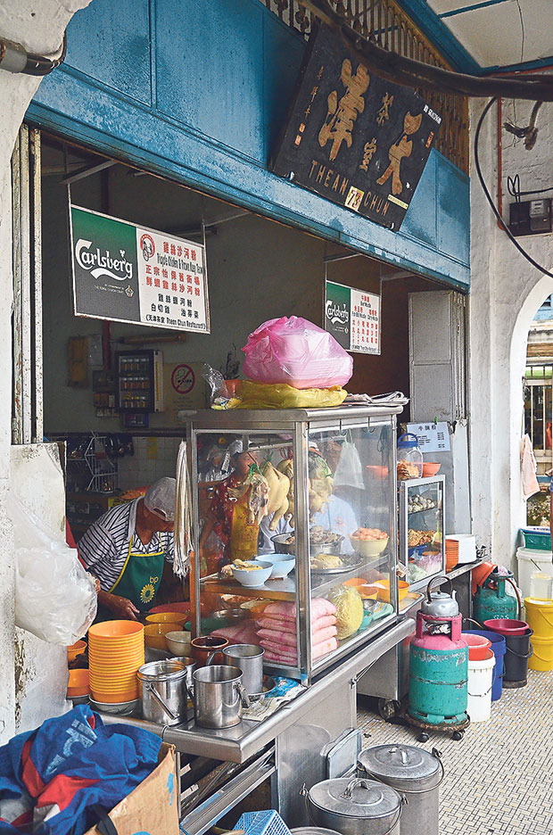 The stall named Tricycle Chicken & Prawn Kuey Teow at Thean Chun Restaurant is easily the most popular stall in Ipoh for kai see hor fun