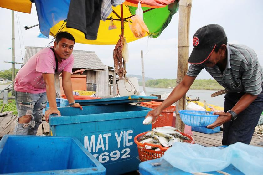 Middleman Ayie Yazid sells the popular tuna fish at RM12/kg, while more expensive fish like red snappers and groupers are sold at RM20 and RM25/ kg respectively. u00e2u20acu201d Picture by Choo Choy May