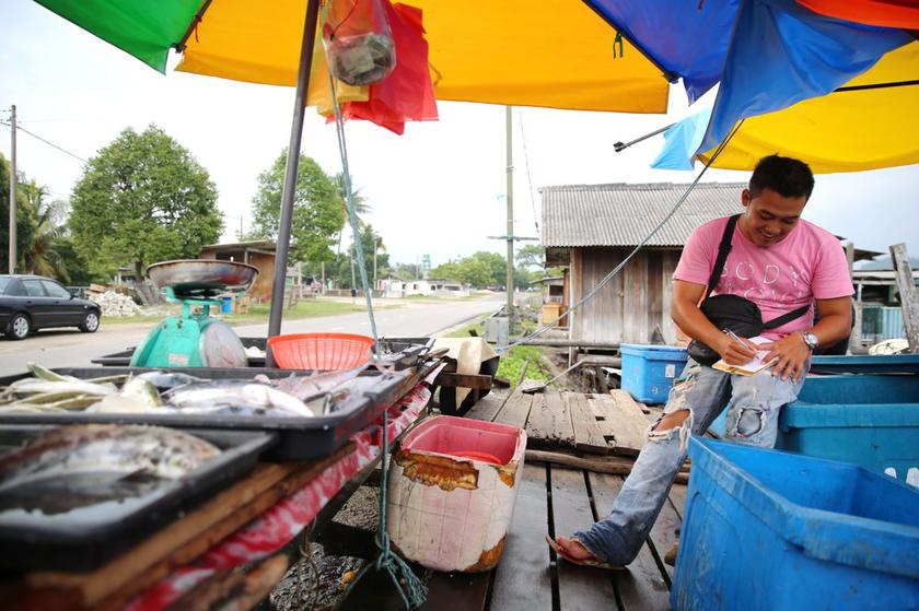 Middleman Ayie Yazid sells the popular tuna fish at RM12/kg, while more expensive fish like red snappers and groupers are sold at RM20 and RM25/ kg respectively. 