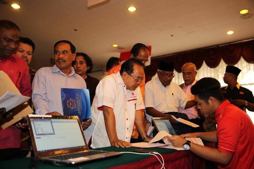 Datuk Mohd Khairun Aseh Chen Mat (left) submits the nomination for Datuk Seri Najib Razak on nomination day at the Umno headquarters in Putra World Trade Centre, September 20, 2013. u00e2u20acu201d Picture by Choo Choy May