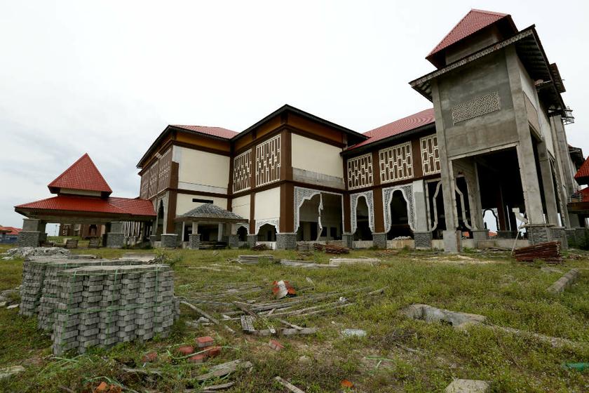 A view of an uncompleted building in Knowledge Park in Kuala Besut. u00e2u20acu201d Picture by Saw Siow Feng