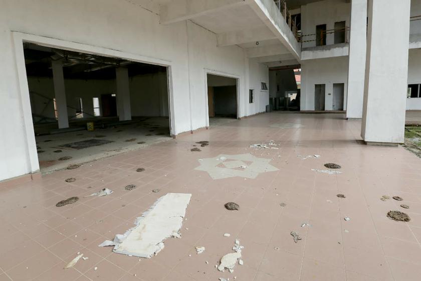 Close-up view of an uncompleted building in Knowledge Park in Kuala Besut. — Picture by Saw Siow Feng