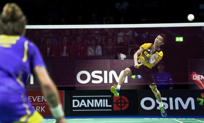 Lee Chong Wei of Malaysia hits a return during his men's singles quarter-final match against Jan Oe Joergensen of Denmark during the Denmark Open badminton tournament in Odense October 19, 2013. u00e2u20acu201d Reuters pic