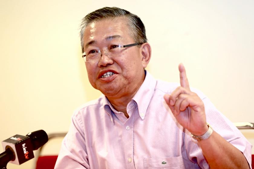 Lee set tongues wagging last week, after he posted a series of tweets claiming that he was sacked from the party for apparently inviting DAP stalwart Lim Kit Siang to the launch of his book last year. — Picture by Choo Choy May