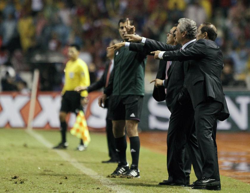 Mexico's coach Victor Manuel Vucetich (centre) with their assistants give instructions to his players during their 2014 World Cup qualifying football match against Costa Rica at the national stadium in San Jose October 15, 2013. u00e2u20acu201d Reuters pic