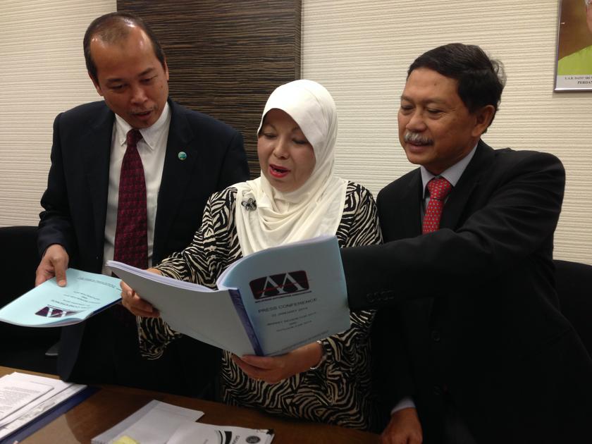 (From left) Honda senior general manager Datuk Azhar Abd Wahab, MAA president Datuk Aishah Ahmad and Toyota President Datuk Ismet Suki in Kuala Lumpur, January 22, 2014.u00c2u00a0u00e2u20acu201du00c2u00a0Picture by Melissa Chi