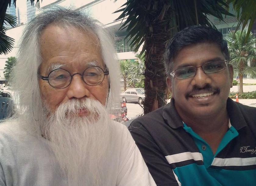 Muniswaran (kanan) bertemu Pak Samad untuk mencungkil rahsia. u00e2u20acu201d Gambar oleh Uthaya Sankar