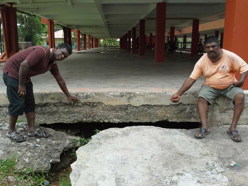 Tanah mendap dan aliran air bawah tanah jelas kelihatan.