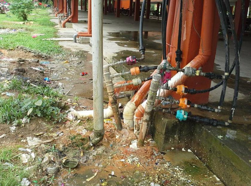 Paip air dan saluran najis turut pecah akibat keretakan bangunan.