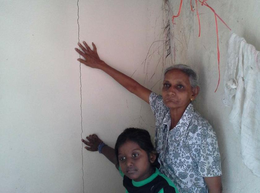 Keretakan berlaku pada dinding hampir setiap rumah.