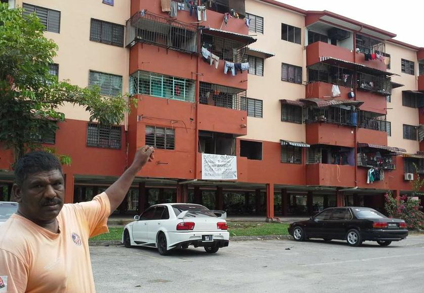 Saminathan menunjukkan Blok 5 yang disahkan tidak selamat dihuni.