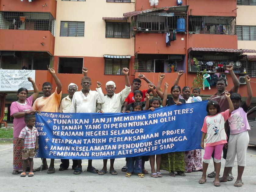 Mereka menuntut rumah teres satu tingkat yang dijanjikan pada 1994.