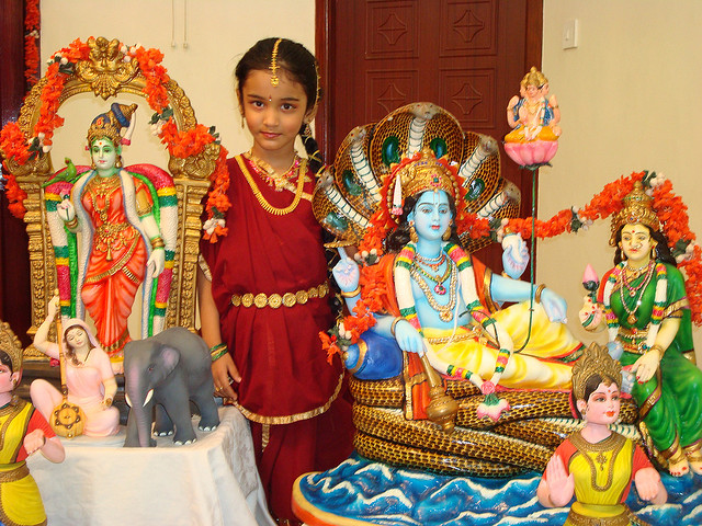 Tuhan muncul untuk bertemu kanak-kanak dalam sajak Poongulali.