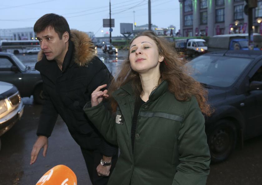 Maria Alyokhina, member of Russian punk band Pussy Riot, speaks to the media with her lawyer Pyotr Zaikin at a train station in Nizhny Novgorod December 23, 2013.u00c2u00a0u00e2u20acu201d Reuters pic