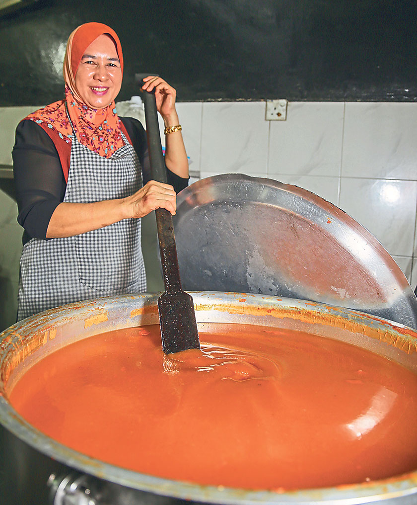Rohaya Sidan, the daughter of Tijah Yusof or “Mak Jah” runs the KL branch of Kuala Sepetang Mee Udang Mak Jah with her children
