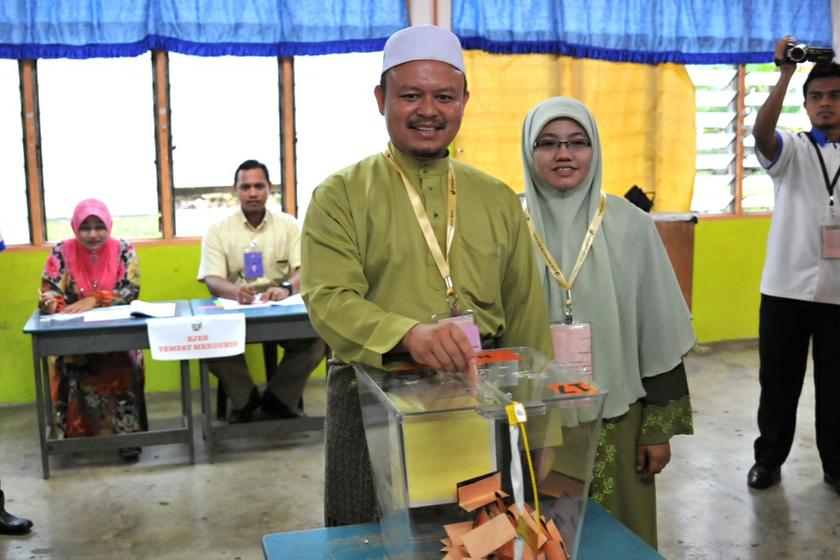 PAS candidate Mohd Azam Abdul Samat casts his vote at a polling centre in SK Bukit Besar in Sungai Limau in Yan, Kedah on November 4, 2013 during the Sungai Limau by-election. u00e2u20acu201d Picture by K.E. Ooi 
