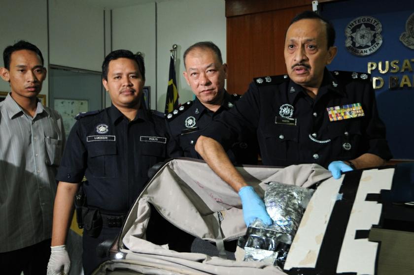 Southwest district police Chief Superintendent Mohd Hatta Md Zain showing how the drugs was hidden in the luggage bag, November 8, 2013. u00e2u20acu201du00c2u00a0Picture by K.E. Ooi