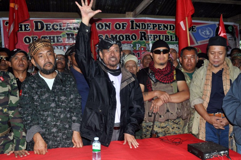 In this photo taken on August 12, 2013, Moro National Liberation Front (MNLF) leader Nur Misuari (centre) addresses his armed followers in one of their camps in Indanan, Sulu. u00e2u20acu201d AFP pic