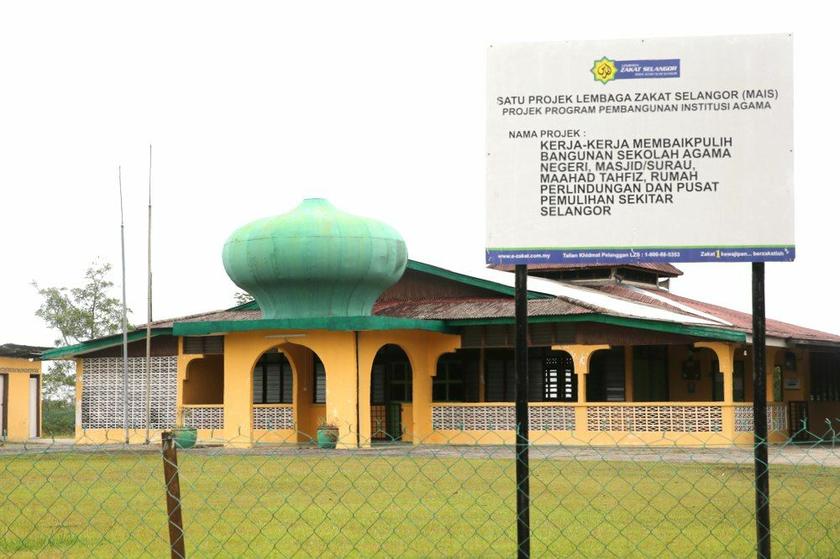 The developer claims JAISu00e2u20acu2122s declared intention for land acquisition in a government gazette contradicts a notice of MAIS's proposed project, which is seen in front of the existing Masjid Ar-Ridwan mosque in Batang Berjuntai. u00e2u20acu201d Picture by Choo Choy May