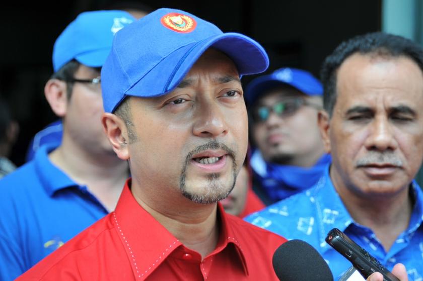 Kedah Mentri Besar Datuk Mukhriz Mahathir speaking to members of the media outside the SK Aik Min polling centre in Sungai Limau in Yan, Kedah November 4, 2013. u00e2u20acu201d Picture by K.E. Ooi