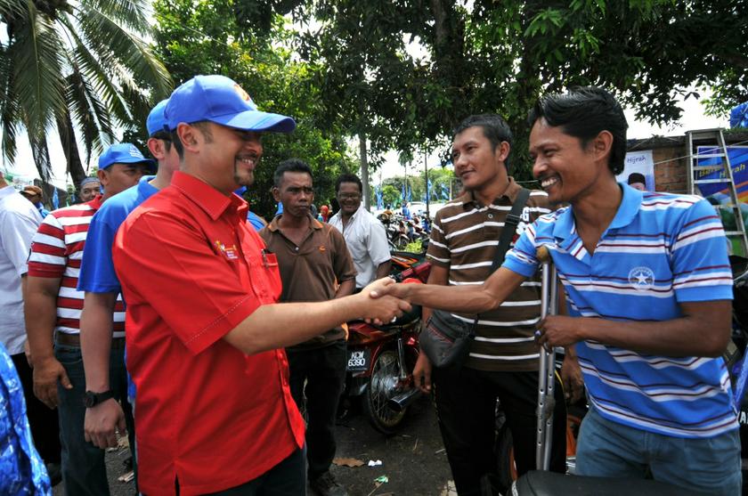 Kedah Mentri Besar Datuk Mukhriz Mahathir shaking hands with a supporter outside the SK Aik Min polling centre in Sungai Limau in Yan, Kedah November 4, 2013. u00e2u20acu201d Picture by K.E. Ooi